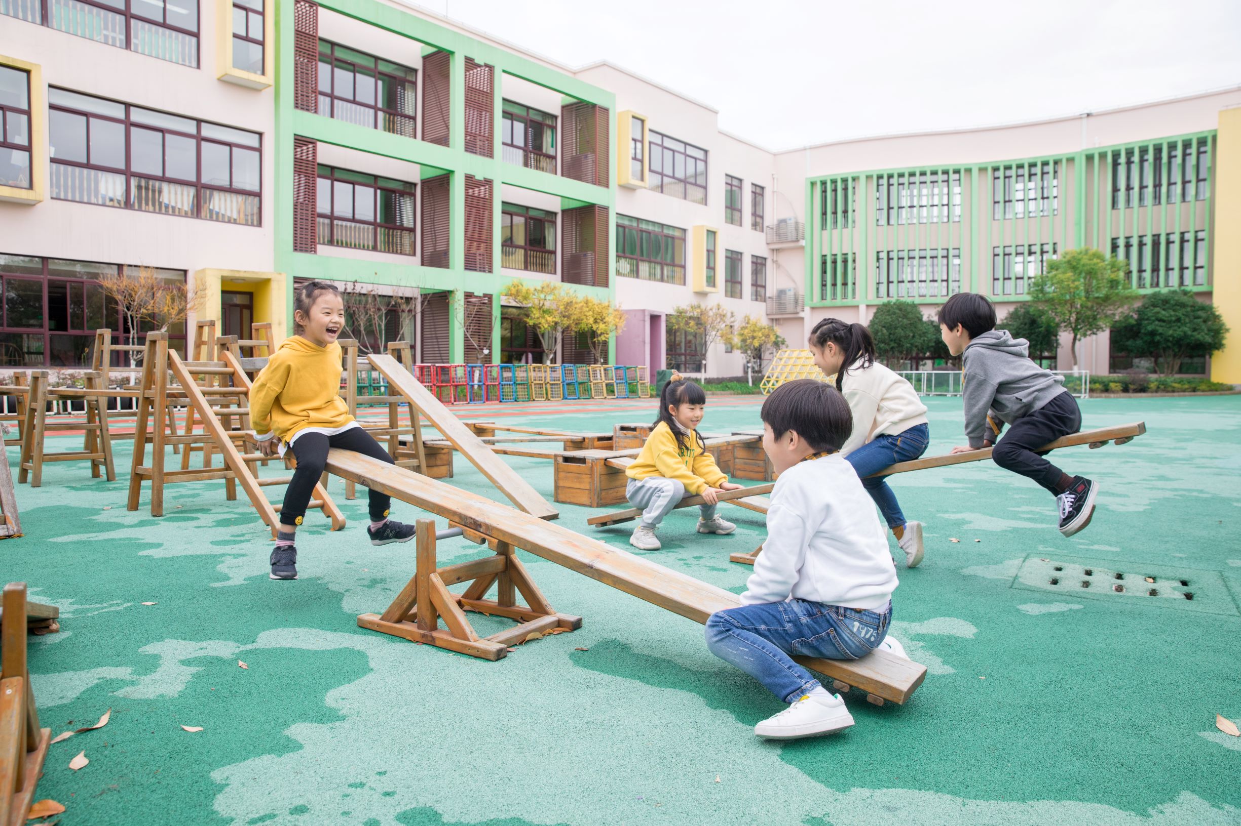 攝圖網(wǎng)_501111413_幼兒園兒童玩蹺蹺板（非企業(yè)商用）.jpg